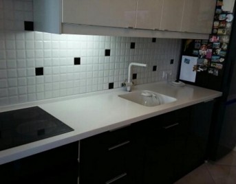 Мойка из искусственного камня в интерьере кухни