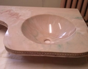 Раковина из мрамора с фигурной столешницей