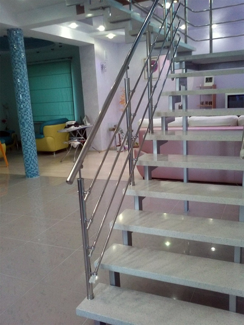 Лестница со ступенями из литьевого мрамора