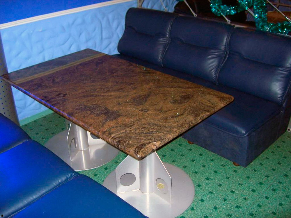 Прямоугольный столик со столешницей из литьевого мрамора